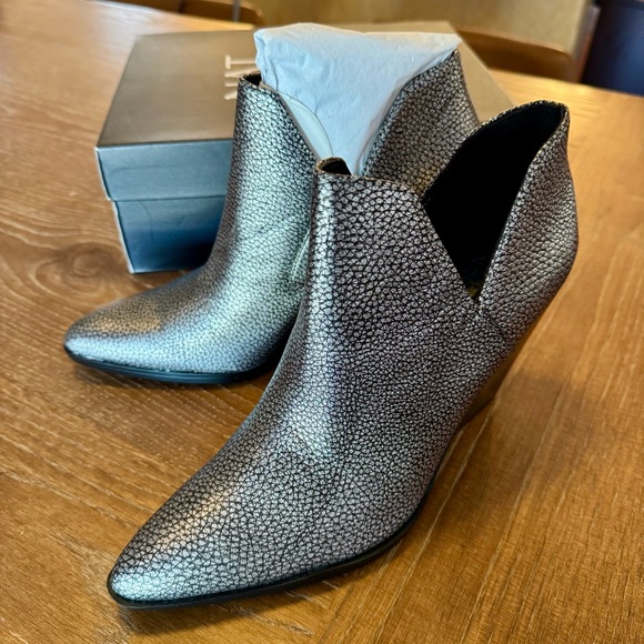 NEW Naturalizer Rosetta textured metallic silver booties 8.5M - Picture 2 of 9